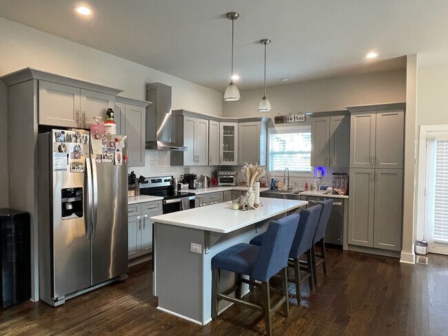 Building Photo - Convenient Living in West End