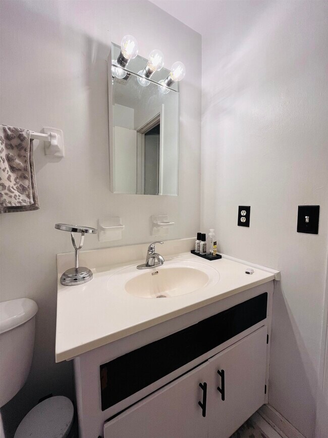 Building Photo - 581 Holyoke Ct