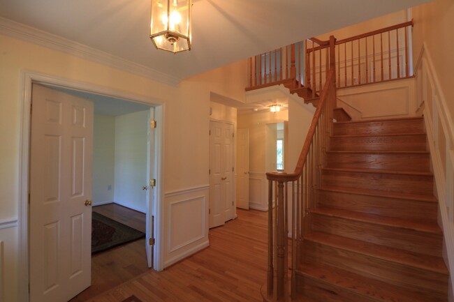 Building Photo - 5 BD + 3.5 Bath Bright & Beautiful Colonia...
