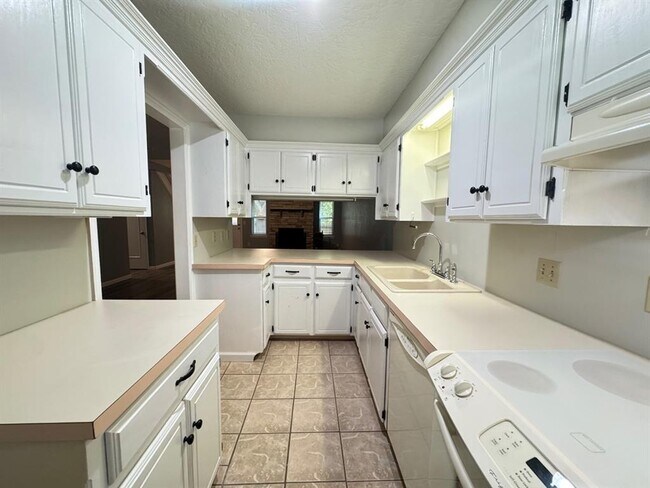 Building Photo - 905 Rambling Oaks Dr