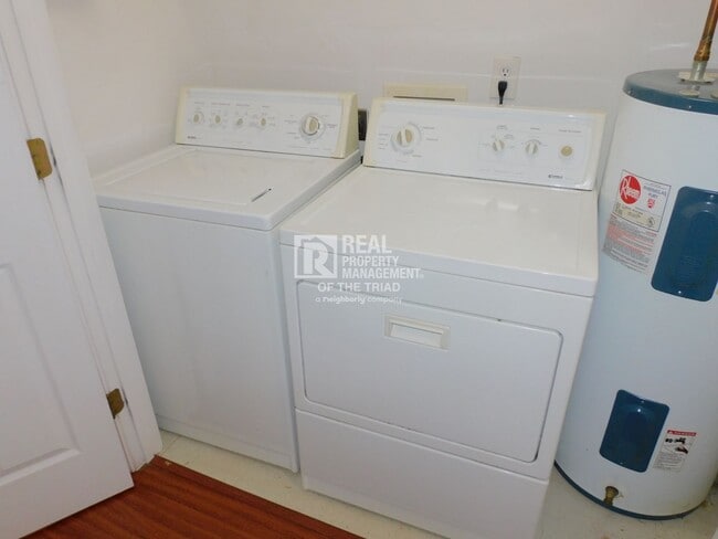 Building Photo - 3 Bed / 2 Bath Home Near UNCG