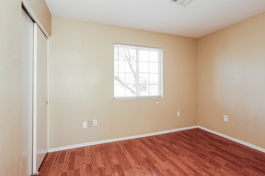 Building Photo - 305 E Gardenia Dr