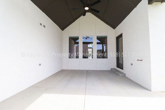 Building Photo - COMING SOON! Marvelous and Modern 3 Bed/ 3.5 Bath Home in South Broken Arrow!