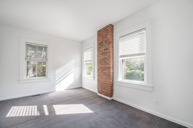 Building Photo - 561 S 5th St