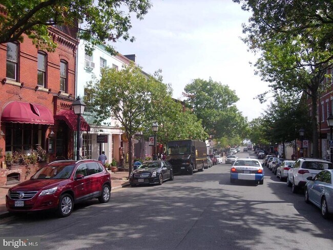 Building Photo - 708 N Henry St