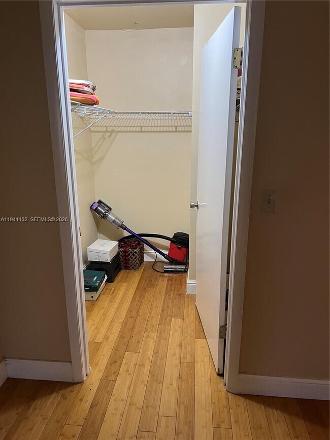 Building Photo - 4751 Via Palm Lakes