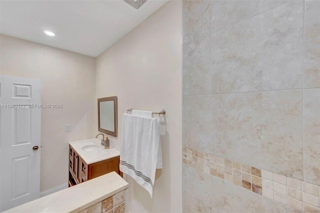 Building Photo - 1192 NE 32nd Ave