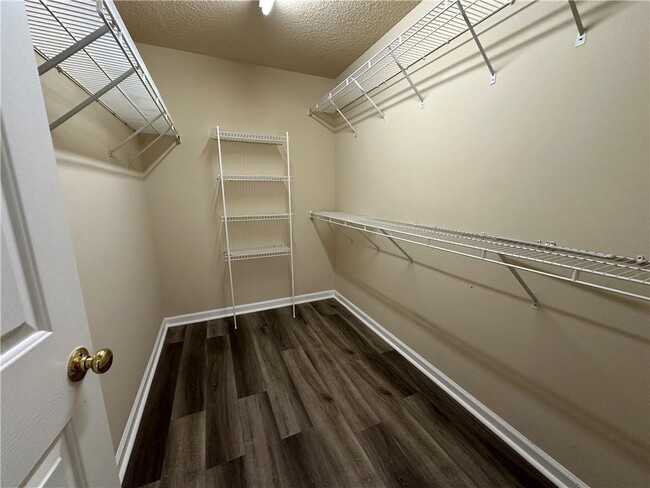 Building Photo - 3960 Longlake Dr
