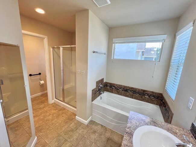 Building Photo - LIKE NEW Truly a MUST SEE! Move-in Ready
