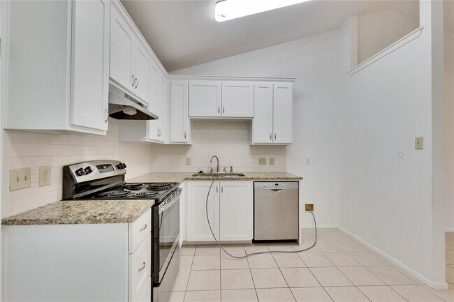 Building Photo - 1015 E Yager Ln