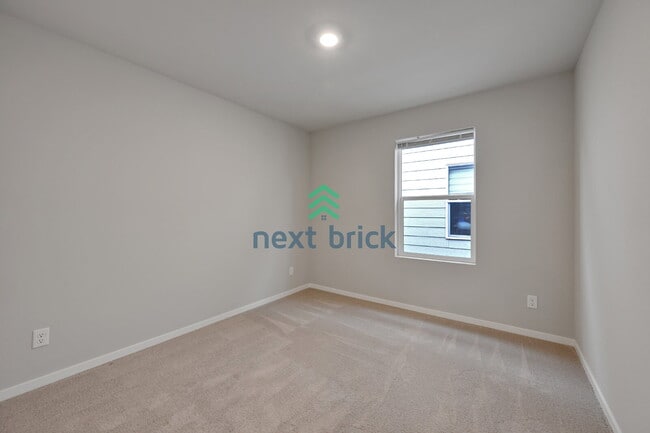 Building Photo - Modern 4-Bedroom Home in Rainier Ridge