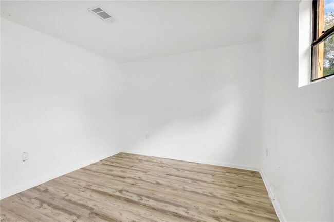 Building Photo - 4130 Lake Saunders Dr