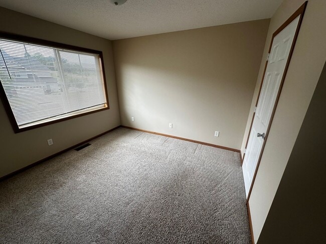Building Photo - 3 Bed 3 Bath Townhome
