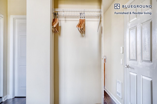 Building Photo - 853 Commodore Dr