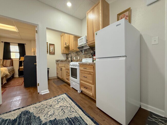 Building Photo - Furnished Short Term or Extended Stay Corporate Vacation Apartment