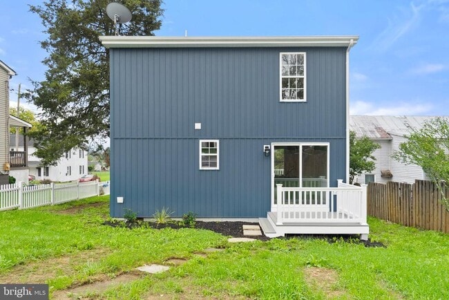 Building Photo - 558 Branch St