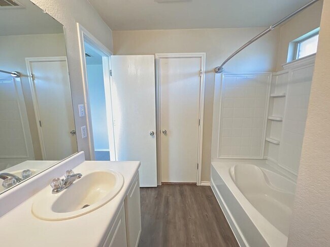 Building Photo - 1000 Bluff Meadow Cove