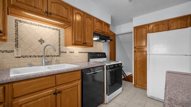 Building Photo - 1810 Northwest Ct