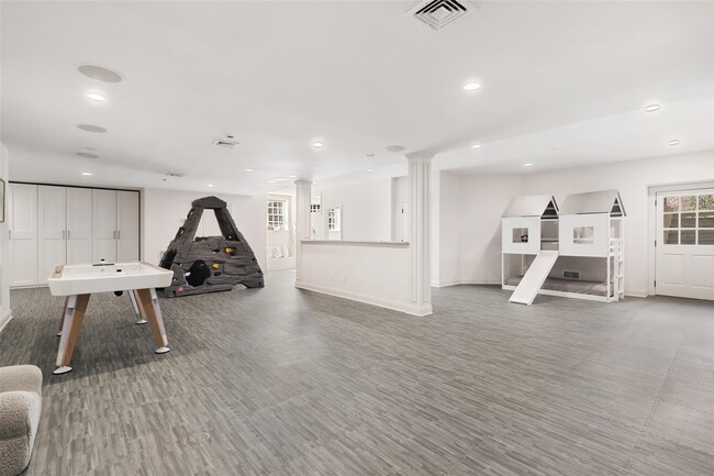 Building Photo - 218 Croton Ave
