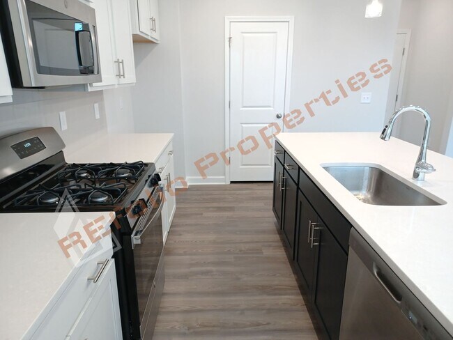 Building Photo - Lovely 4 Bedroom, 3 Bath Single-Family Home w/1st FL Guest Suite & 2 Car Garage in Sierra Heights...