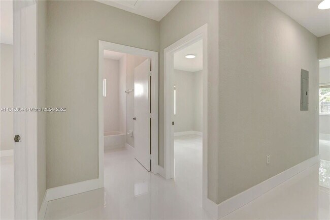 Building Photo - 709 SE 14th Pl