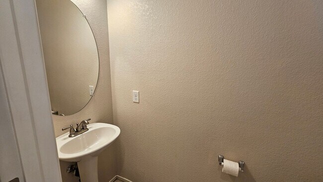 Building Photo - Spacious 3 bedroom Town home in Henderson!!!