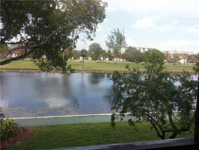 Building Photo - 3720 Inverrary Dr