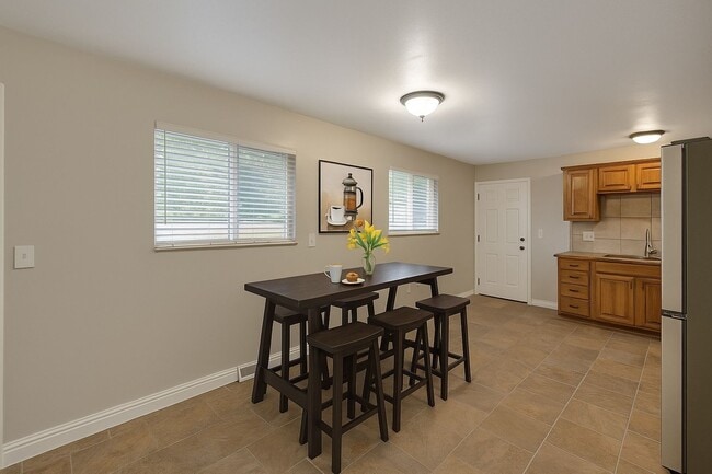 Building Photo - Comfortable 3-bedroom ranch in established...