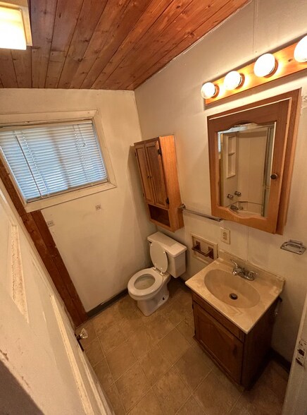 Building Photo - 2213 Sims Ave