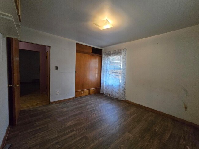 Building Photo - 535 E 43rd Ave