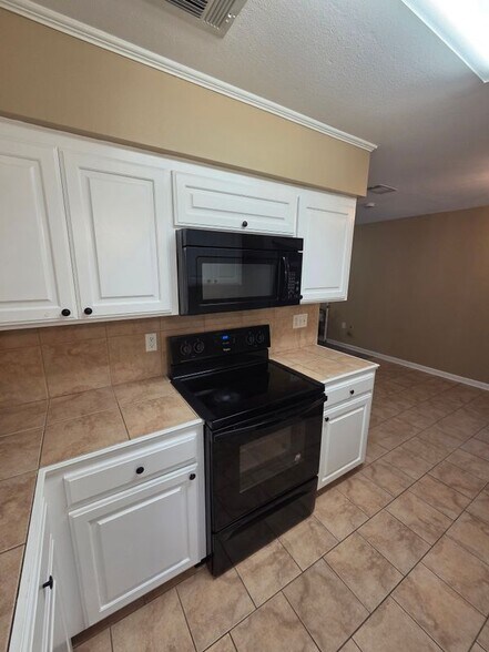 Building Photo - 16115 Bolivar Dr