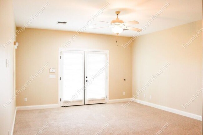Building Photo - Spacious Custom Home Near Lindsay and McKe...