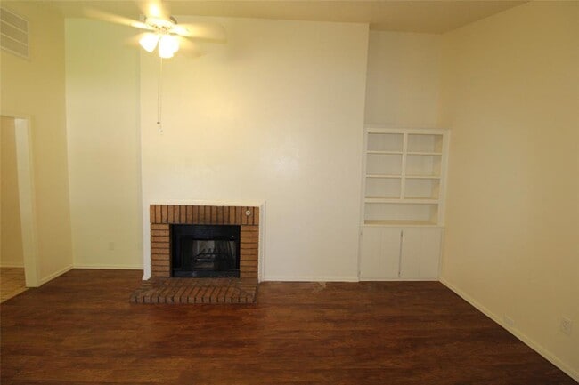 Building Photo - 211 Skylark Ct