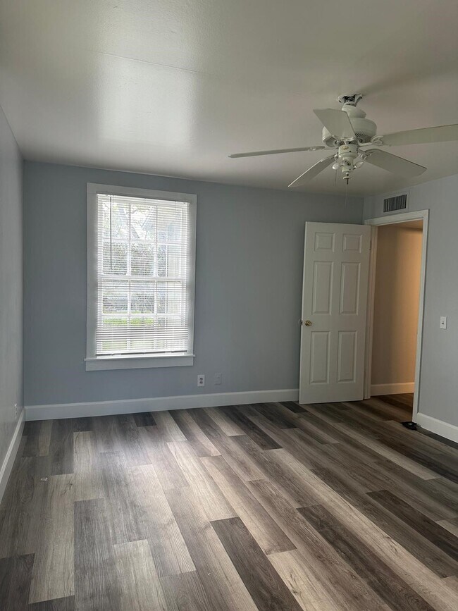 Building Photo - 800 Travis St