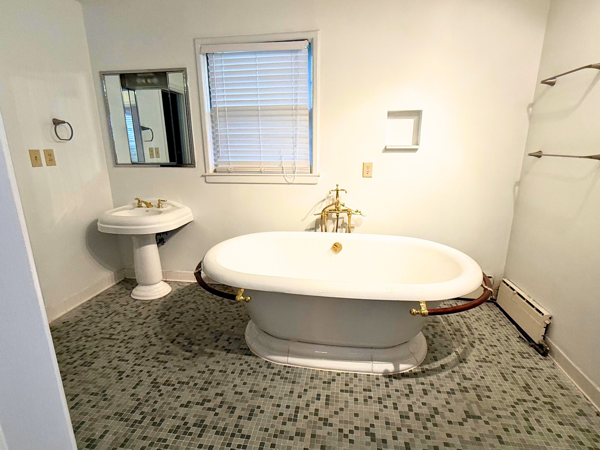 Building Photo - 1400 9th Ave