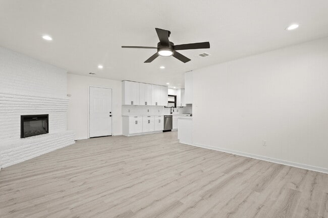 Building Photo - Newly Renovated 4/5 Bed 2 Bath in South Houston!