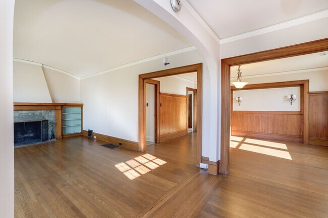 Building Photo - 3 Bed / 2 Bath charming home in upscale neighborhood near Glen Park. YouTube Tour!!