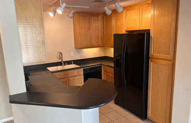 Building Photo - Fantastic Penthouse Unit Downtown Marina D...