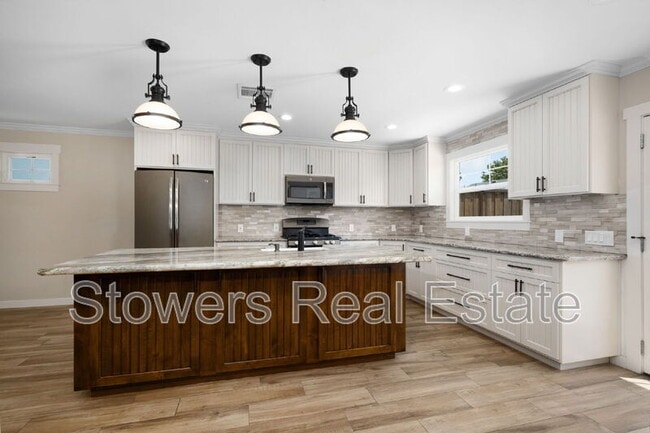 Building Photo - 823 Mohawk Dr