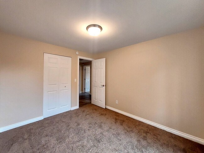 Building Photo - HUGE 5 Bedroom Home - Federal Way