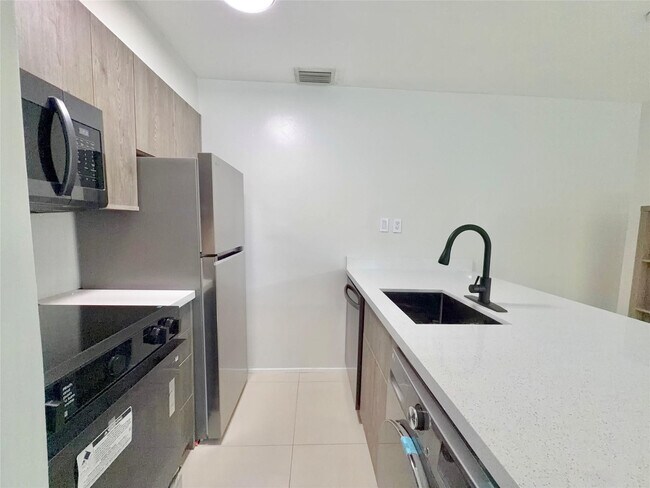 Building Photo - 924 NE 17th Terrace