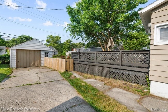 Building Photo - 520 E Hazelhurst St