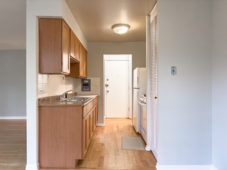 Building Photo - 515 W Briar Pl