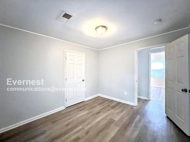Building Photo - 533 Burkman Dr