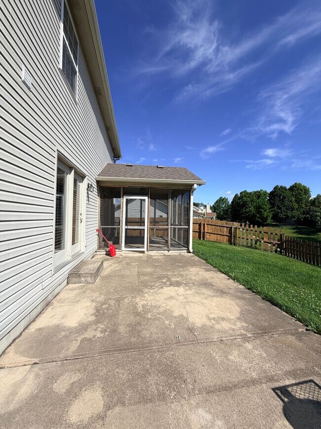 Building Photo - 705 Hummingbird Ln