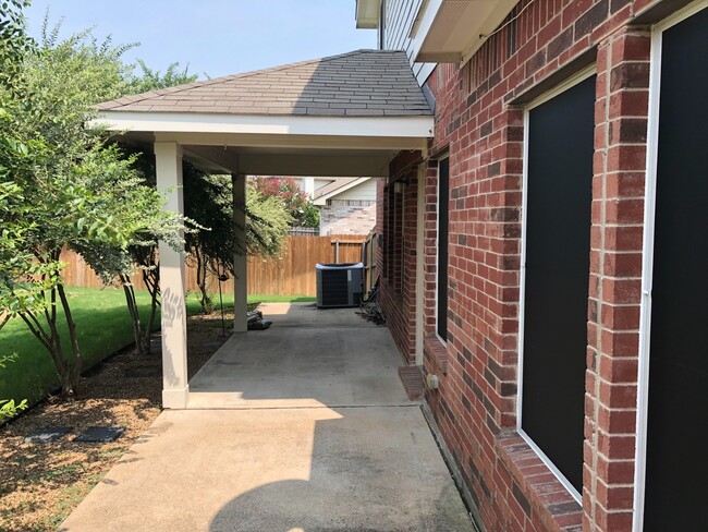 Building Photo - Roomy 4 bedroom 2.5 bath in Waxahachie!!