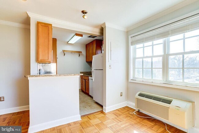 Building Photo - 1716 W Abingdon Dr