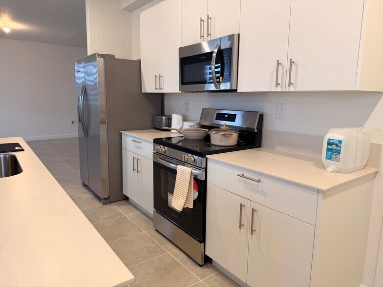 Building Photo - 2954 SE 23rd Ave