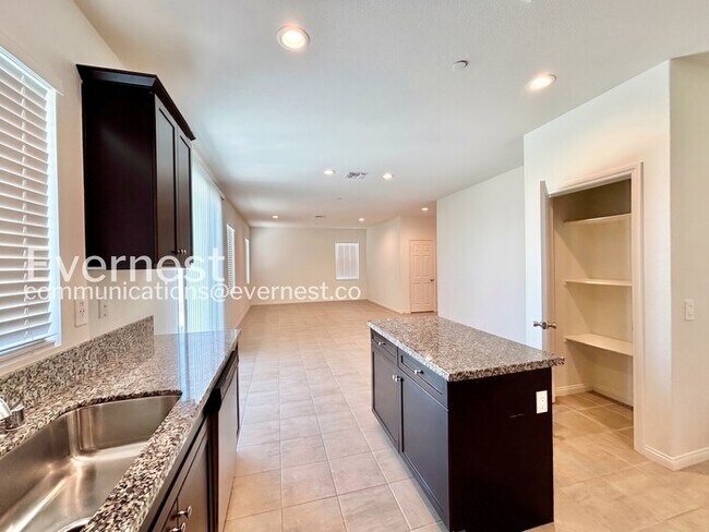 Building Photo - 4 Bed/3 Bath Home with Fenced Yard & Garage / Vouchers Accepted / Available Now!