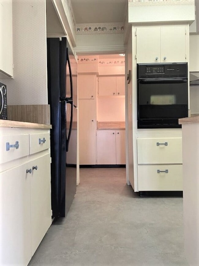 Building Photo - Large Three Bedroom Home